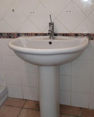 Lavabo con colonna della Ideal Standard