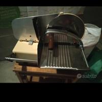 Affettatrice, piastra e tavolino per laptop.