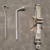 cric auto, chiave e leva giravite