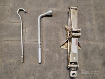 cric auto, chiave e leva giravite