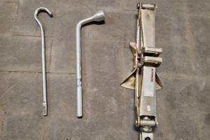 cric auto, chiave e leva giravite