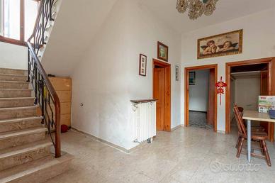 Casa indipendente di 186 m² con più di 5 locali a 