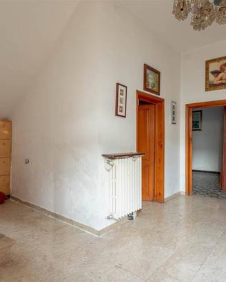 Casa indipendente di 186 m² con più di 5 locali a 