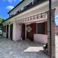 VILLA A SCHIERA A CORREZZOLA