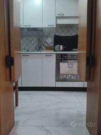 Cucina lineare bianca