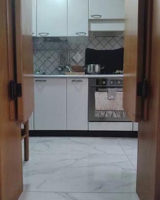 Cucina lineare bianca