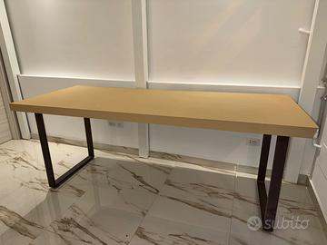 Tavolo in finto gesso e ferro