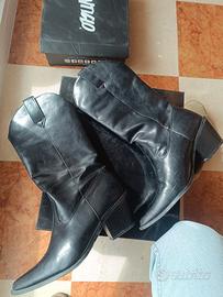 Stivali neri cowboy n. 39.