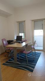 Stanza uso studio/ufficio arredata