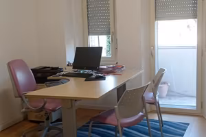 Stanza uso studio/ufficio arredata