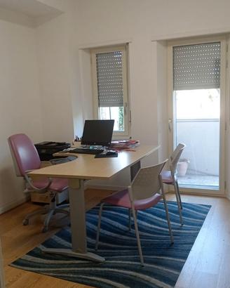 Stanza uso studio/ufficio arredata