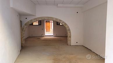 Piano terra nella centralissima Via G. Amendola