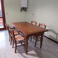 Tavolo e sedie in legno massello 