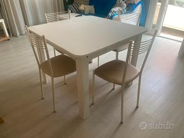 Tavolino allungabile con 4 sedie