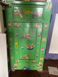 comodino rotelle antico ricoperto con decoupage