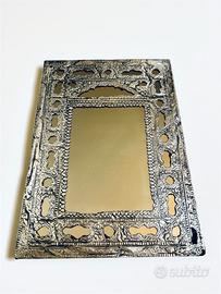 Specchio metallo sbalzato e cesellato