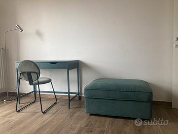 Scrivania sedia pouf contenitore