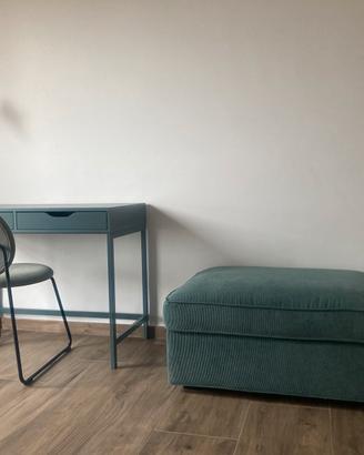 Scrivania sedia pouf contenitore