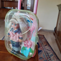 Bambolina con trolley e accessori