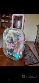 Bambolina con trolley e accessori