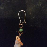 Orecchino con piccolo gnometto in ceramica