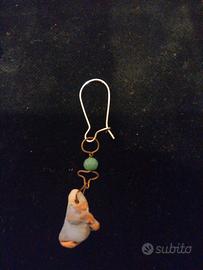 Orecchino con piccolo gnometto in ceramica
