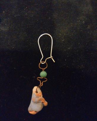 Orecchino con piccolo gnometto in ceramica