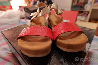 Sandali con cinturino beige e rosso