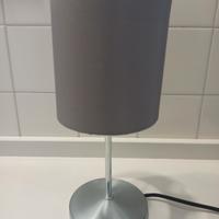 Lampada da tavo Ikea grigia. 