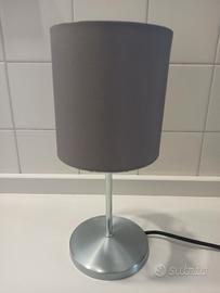 Lampada da tavo Ikea grigia. 