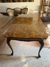 Tavolo di antiquariato