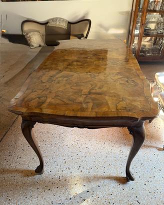 Tavolo di antiquariato
