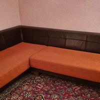 Divano con schienale in cuoio