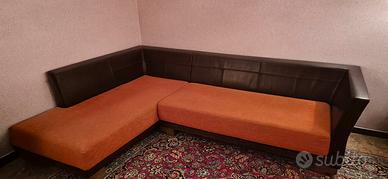 Divano con schienale in cuoio