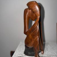Scultura astratta in legno