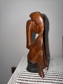 Scultura astratta in legno