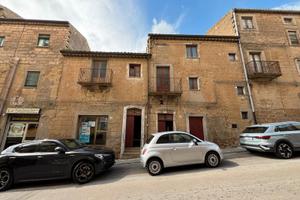 Stabile con app.ti e magazzini (Calascibetta)