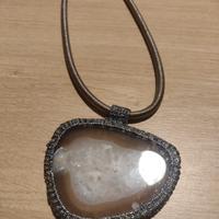 collana in tessuto con pietra