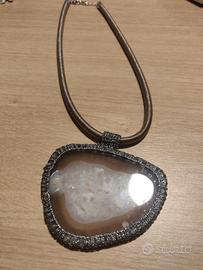 collana in tessuto con pietra