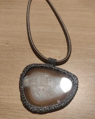 collana in tessuto con pietra