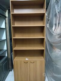 Libreria in legno con sportelli 
