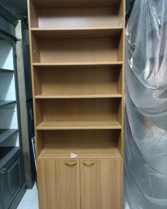 Libreria in legno con sportelli 