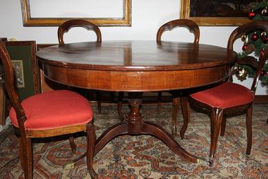 Tavolo tondo antiquariato fine 800 con sei sedie
