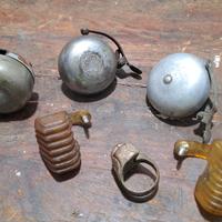 Tre Campanelli Bronzini e tre Paramanubri