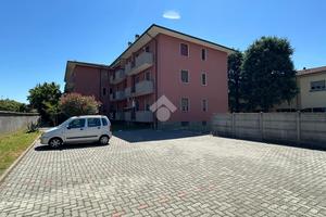 3 LOCALI A CARUGATE