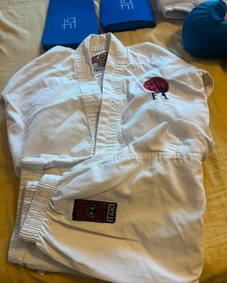 Divisa karate kimono protezioni e caschetto