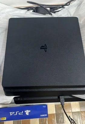 Sony Ps4 slim 1TB + Joystick