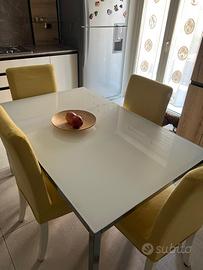 Tavolo da cucina e sedie