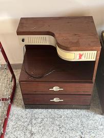 Letto vintage con radio e comodini