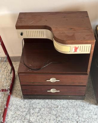 Letto vintage con radio e comodini